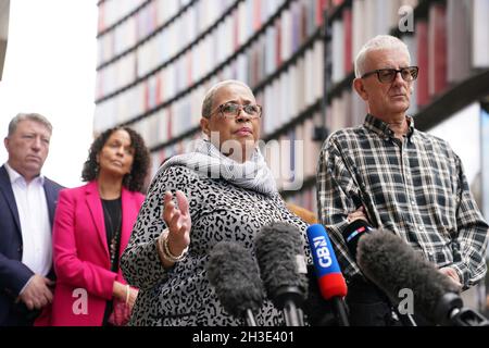 Mina Smallman, la mère de Nicole Smallman et Bibaa Henry, parle aux médias à l'extérieur de l'Old Bailey à Londres après la condamnation de Danyal Hussein à la prison à vie avec un mandat minimum de 35 ans pour le meurtre des sœurs Nicole Smallman et Bibaa Henry.Date de la photo: Jeudi 28 octobre 2021. Banque D'Images