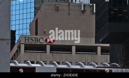 Vue en gros plan des façades des immeubles de bureaux en hauteur du centre de Calgary avec le logo de la banque britannique HSBC Holdings plc. Banque D'Images