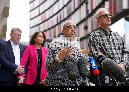 Mina Smallman, la mère de Nicole Smallman et Bibaa Henry, parle aux médias à l'extérieur de l'Old Bailey à Londres après la condamnation de Danyal Hussein à la prison à vie avec un mandat minimum de 35 ans pour le meurtre des sœurs Nicole Smallman et Bibaa Henry.Date de la photo: Jeudi 28 octobre 2021. Banque D'Images