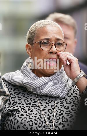 Mina Smallman, la mère de Nicole Smallman et Bibaa Henry, parle aux médias à l'extérieur de l'Old Bailey à Londres après la condamnation de Danyal Hussein à la prison à vie avec un mandat minimum de 35 ans pour le meurtre des sœurs Nicole Smallman et Bibaa Henry.Date de la photo: Jeudi 28 octobre 2021. Banque D'Images