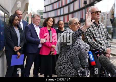 Mina Smallman, la mère de Nicole Smallman et Bibaa Henry, parle aux médias à l'extérieur de l'Old Bailey à Londres après la condamnation de Danyal Hussein à la prison à vie avec un mandat minimum de 35 ans pour le meurtre des sœurs Nicole Smallman et Bibaa Henry.Date de la photo: Jeudi 28 octobre 2021. Banque D'Images