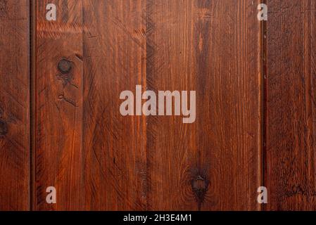 Planche en bois avec des marques de scie et des nœuds sombres vernis dans un ton rougeâtre.Arrière-plan de texture de bois vectoriel Banque D'Images