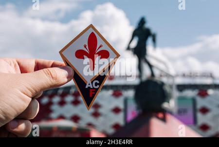 14 juin 2021, Florence, Italie.L'emblème du club de football ACF Fiorentina sur le fond du stade moderne. Banque D'Images