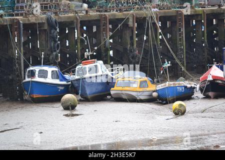 Tide Out at Bridlington Harbour - Boats à terre - Yachts - bateaux de pêche - Low Tide - Mud Flats - East Riding of Yorkshire - UK Banque D'Images