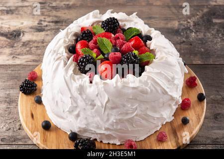 Délicieux gâteau Pavlova avec surmontée de meringue et baies fraîches Banque D'Images