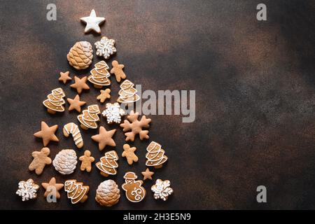 Biscuits en forme d'arbre de Noël sur fond marron.Carte de vœux de Noël.Cuisine traditionnelle de vacances.Vue de dessus.Copier l'espace. Banque D'Images