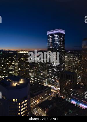 Belle vue sur les gratte-ciel de Calgary la nuit avec la tour de bureau moderne Brookfield place (247 m), le plus haut bâtiment de la ville, au-dessus des rues. Banque D'Images