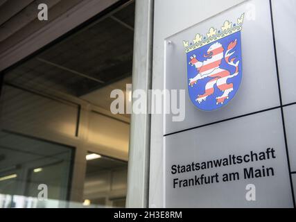 28 octobre 2021, Hessen, Francfort-sur-le-main: L'entrée au siège du parquet à Francfort-sur-le-main.En ce qui concerne les lettres de menace 'NSU 2.0', le bureau du procureur a maintenant déposé des accusations.Photo : Boris Roessler/dpa Banque D'Images