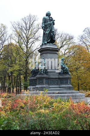 Statue de Carl von Linné à Stockholm, Suède.Linnémonumentet est un groupe de statues situé à Humlegården, dans le centre-ville de Stockholm, représentant Carl von Linné.Il a été fabriqué par Frithiof Kjellberg et dévoilé en 1885.La plantation Linnaeus avec 21,000 plantes a été mise en place autour du monument. Banque D'Images