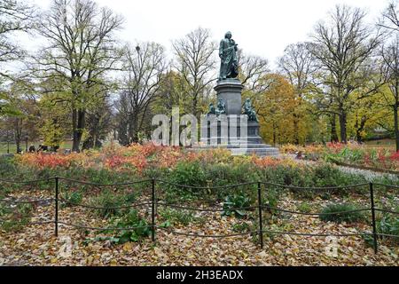 Statue de Carl von Linné à Stockholm, Suède.Linnémonumentet est un groupe de statues situé à Humlegården, dans le centre-ville de Stockholm, représentant Carl von Linné.Il a été fabriqué par Frithiof Kjellberg et dévoilé en 1885.La plantation Linnaeus avec 21,000 plantes a été mise en place autour du monument. Banque D'Images