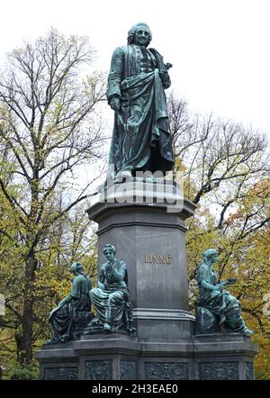 Statue de Carl von Linné à Stockholm, Suède.Linnémonumentet est un groupe de statues situé à Humlegården, dans le centre-ville de Stockholm, représentant Carl von Linné.Il a été fabriqué par Frithiof Kjellberg et dévoilé en 1885.La plantation Linnaeus avec 21,000 plantes a été mise en place autour du monument. Banque D'Images