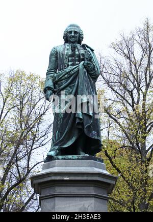 Statue de Carl von Linné à Stockholm, Suède.Linnémonumentet est un groupe de statues situé à Humlegården, dans le centre-ville de Stockholm, représentant Carl von Linné.Il a été fabriqué par Frithiof Kjellberg et dévoilé en 1885.La plantation Linnaeus avec 21,000 plantes a été mise en place autour du monument. Banque D'Images