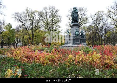 Statue de Carl von Linné à Stockholm, Suède.Linnémonumentet est un groupe de statues situé à Humlegården, dans le centre-ville de Stockholm, représentant Carl von Linné.Il a été fabriqué par Frithiof Kjellberg et dévoilé en 1885.La plantation Linnaeus avec 21,000 plantes a été mise en place autour du monument. Banque D'Images