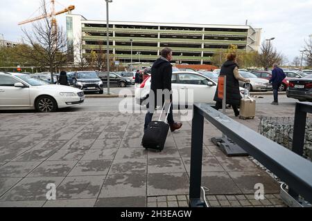 Les voyageurs arrivant à l'aéroport de Stockholm Arlanda, Arlanda, Suède, le dimanche. Banque D'Images