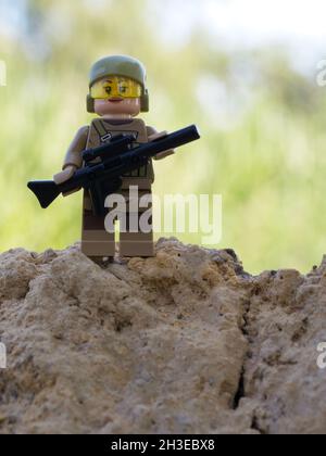 Chernihiv, Ukraine, 13 juillet 2021.Une fille soldat armée d'un fusil.Un petit jouet en plastique.Rédactionnel. Banque D'Images