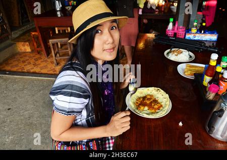 Voyageurs femmes thaïlandaises Voyage visite et de manger de la nourriture petit-déjeuner dans le magasin de restaurant marché local bazar à l'heure du matin à Sangkhla Buri ci Banque D'Images