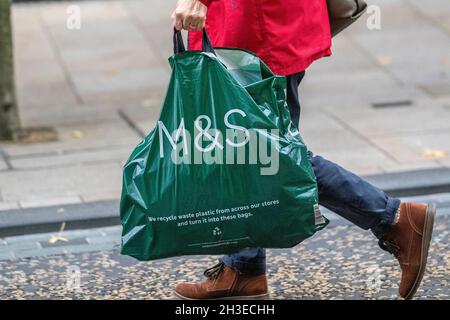 Green Marks et Spencer sacs en plastique ; magasins, acheteurs et shopping à Fishergate Preston, Royaume-Uni Banque D'Images