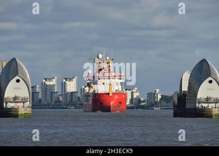 Le navire de recherche polaire RRS Sir David Attenborough arrive sur la Tamise à Londres lors de sa première visite Banque D'Images