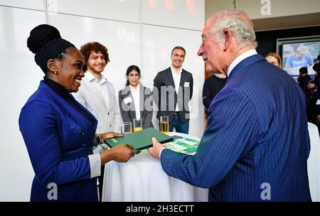 Mariam Lawal présente une copie de la lettre mondiale de la jeunesse du British Council sur l'action climatique au Prince de Galles lors de sa visite au nouveau siège du British Council à Londres pour en apprendre davantage sur leur travail en matière de relations culturelles au Royaume-Uni et dans le monde entier.Date de la photo: Jeudi 28 octobre 2021. Banque D'Images