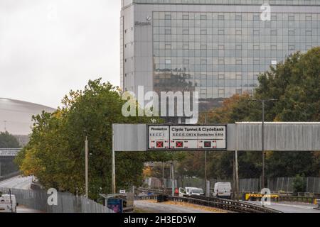 Une photo grand angle de la route fermée Clydeside Expressway à Glasgow avec la SEC Hydro en arrière-plan, alors que la ville accueille la COP26. Banque D'Images