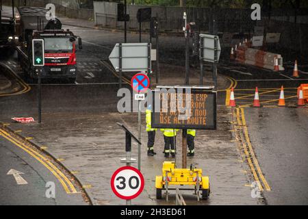 COP26: Un panneau routier électronique à la Clydeside Expressway, une route clé à Glasgow, qui a été fermé pour faciliter l'accès des délégués et la sécurité. Banque D'Images
