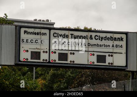 Une photo à angle bas d'un panneau sur la Clydeside Expressway à Glasgow montrant la route est fermée comme mesure de sécurité pour la COP26. Banque D'Images