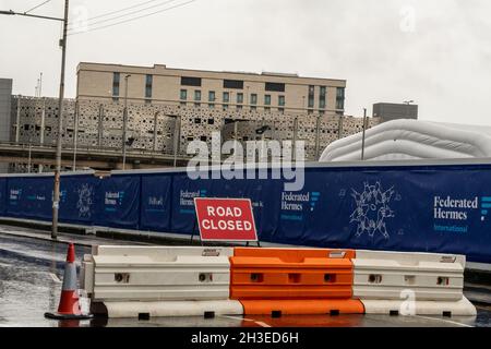 Un panneau de route fermé et un bloc de route à Finnieston, Glasgow près de la SEC alors que la ville se prépare à accueillir la COP26 des Nations Unies Banque D'Images