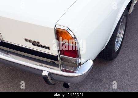 Cartes, Espagne - 16 octobre 2021 : exposition de voitures classiques.LE COUPÉ sport SEAT 124 avec un moteur à 5 vitesses de 1800cc était la voiture de sport de luxe espagnole de t Banque D'Images