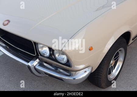 Cartes, Espagne - 16 octobre 2021 : exposition de voitures classiques.LE COUPÉ sport SEAT 124 avec un moteur à 5 vitesses de 1800cc était la voiture de sport de luxe espagnole de t Banque D'Images