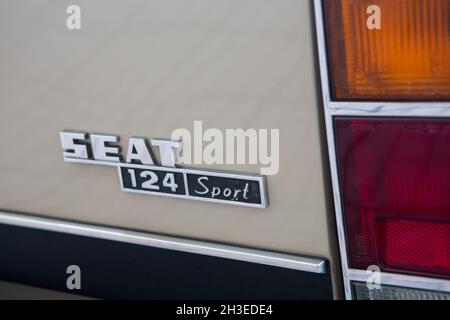 Cartes, Espagne - 16 octobre 2021 : exposition de voitures classiques.LE COUPÉ sport SEAT 124 avec un moteur à 5 vitesses de 1800cc était la voiture de sport de luxe espagnole de t Banque D'Images