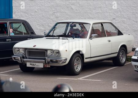 Cartes, Espagne - 16 octobre 2021 : exposition de voitures classiques.LE COUPÉ sport SEAT 124 avec un moteur à 5 vitesses de 1800cc était la voiture de sport de luxe espagnole de t Banque D'Images