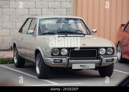 Cartes, Espagne - 16 octobre 2021 : exposition de voitures classiques.LE COUPÉ sport SEAT 124 avec un moteur à 5 vitesses de 1800cc était la voiture de sport de luxe espagnole de t Banque D'Images