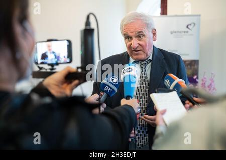 Wicklow, Irlande.28 octobre 2021.Bertie Ahern, ancienne Taoiseach d'Irlande, s'adresse aux représentants des médias lors d'une visite au Centre Glencree pour la paix et la réconciliation à la suite de pourparlers entre le Président Steinmeier et les acteurs du processus de paix en Irlande du Nord sur l'impact du Brexit sur le processus de paix.Le président Steinmeier et sa femme sont en visite d'État de trois jours en Irlande.Credit: Bernd von Jutrczenka/dpa/Alamy Live News Banque D'Images