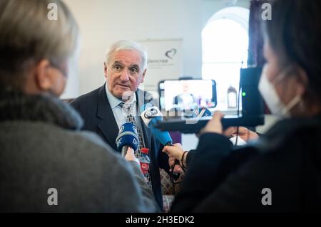 Wicklow, Irlande.28 octobre 2021.Bertie Ahern, ancienne Taoiseach d'Irlande, s'adresse aux représentants des médias lors d'une visite au Centre Glencree pour la paix et la réconciliation à la suite de pourparlers entre le Président Steinmeier et les acteurs du processus de paix en Irlande du Nord sur l'impact du Brexit sur le processus de paix.Le président Steinmeier et sa femme sont en visite d'État de trois jours en Irlande.Credit: Bernd von Jutrczenka/dpa/Alamy Live News Banque D'Images