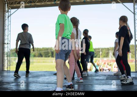 Enfants sur scène.Leçon de danse.enfants de classes junior.Activité scolaire.Vacances. Banque D'Images