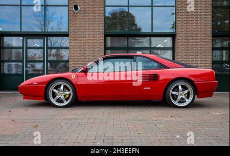 BRUMMEN, PAYS-BAS - 23 octobre 2021 : la Ferrari mondial T a été produite dans les années 1988-1993 Banque D'Images