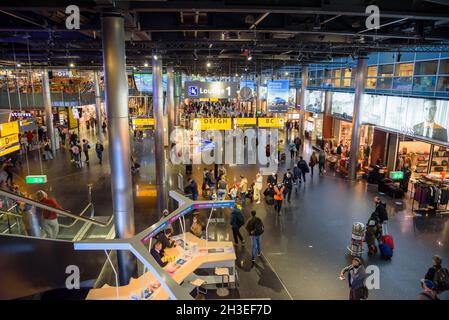 Aéroport de Schiphol, pays-Bas - 17 octobre 2021 : salon de départ avec boutiques et restaurants dans la zone Schengen du terminal Banque D'Images