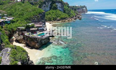 Vue d'en haut des rochers Lounge sur la falaise mélange avec la mer bleue à Suluban Beach Bali.Pris par drone Banque D'Images