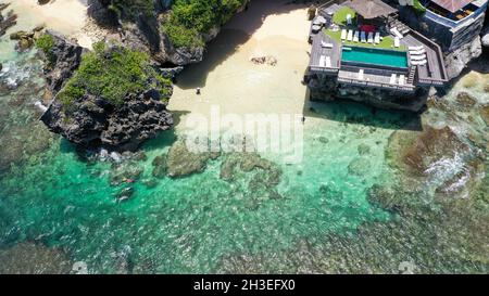 Vue d'en haut des rochers Lounge sur la falaise mélange avec la mer bleue à Suluban Beach Bali.Pris par drone Banque D'Images