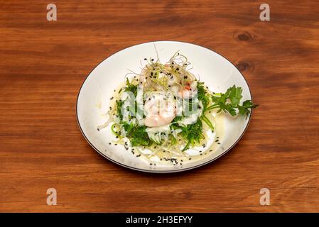 Salade japonaise d'algues wakame aux crevettes, persil, graines de pavot et sauce asiatique aux pousses de haricots Banque D'Images