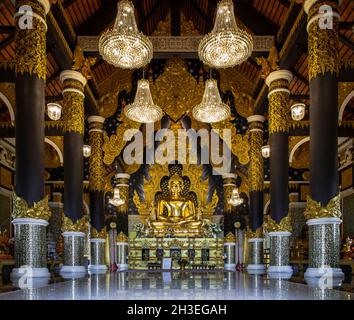 Lampang, Thaïlande - 04 septembre 2019 : l'image dorée du bouddha dans Wat Phra que Doi Phra Chan dans Lampang.Un temple au sommet d'une montagne au nord Banque D'Images