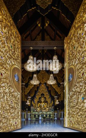 Lampang, Thaïlande - 04 septembre 2019 : en regardant à travers la belle porte du temple d'architecture de l'image dorée de bouddha dans Wat Phra que Doi Phra Cha Banque D'Images