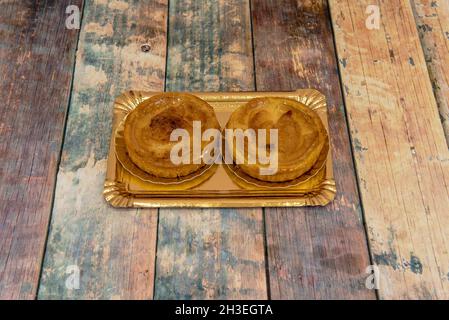 tartelettes aux pommes avec pâte feuilletée, confiture d'abricot et cannelle sur une table en bois Banque D'Images