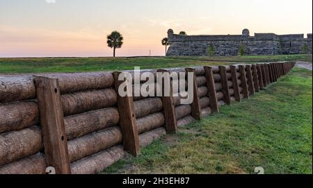 St. Augustine, Floride, États-Unis - 26 octobre 2021 Castillo de San Marcos à St. Augustine au lever du soleil. Banque D'Images