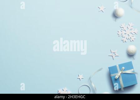 Fond de Noël bleu avec cadeau et décorations.Copier l'espace à côté du texte de message d'accueil.Vue de dessus, plan d'appartement Banque D'Images
