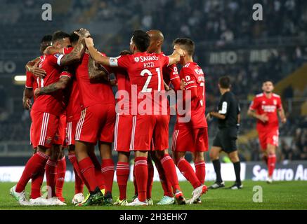 GUIMARAES, PORTUGAL - OCTOBRE 27 : Nemanja Radonjic de Benfica SL célèbre avec ses coéquipiers après avoir marquant son but, lors du match de la coupe Allianz du Portugal entre Vitoria SC et Benfica SL à l'Estadio Dom Afonso Henriques le 27 octobre 2021 à Guimaraes, Portugal.(Photo par MB Media) Banque D'Images