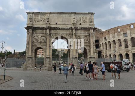 ROME, ITALIE - 01 septembre 2019 : une arche de Constantine et du Colisée à Rome, Italie Banque D'Images