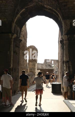 ROME, ITALIE - 01 septembre 2019 : les touristes à l'intérieur du Colisée romain Banque D'Images