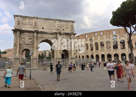 ROME, ITALIE - 01 septembre 2019 : une arche de Constantine et du Colisée à Rome, Italie Banque D'Images