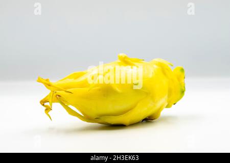 Fruit dragon jaune sur fond blanc avec ombre. Gros plan Banque D'Images